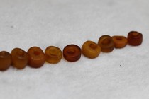 Early Qing old beeswax raw wax septum 0 31-0 74G to the hole is 0 4cm-0 9cm