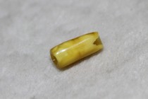 Early Qing Tibetan area of chicken oil yellow old beeswax pagoda 0 65g to hole 1 85cm diameter 0 8cm