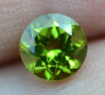 Emerald green natural olivine luo shi cabochon circular 7mm8mm 9mm full fire flawless preferential