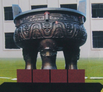 Cast Bronze Large Gram Tripod Tripod Tripods Sculpture GRP Tripod Sculpture Mall Opening Company Opens A Fortune Sculpture