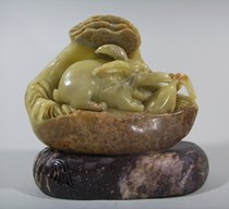 Tutu XII Zodiac Animal Mercy Jade jade presents Xiangquan Natural Qingtian stone engraving pure handmade art through the round popularity