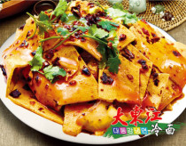 A plate of vacuum-packed chicken Xilong noodles mixed with thick dried tofu Da Dongjiang Super Jinyu Korean spicy dishes