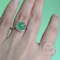 (SECRETARY) The sunny floating of the green 18K gold South African drill