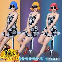 Bar DJ singer dance stage performance Bobo head wig Elvis Presley three-dimensional retro stereotype visual concave shape