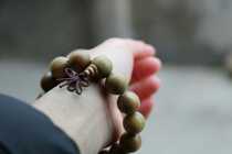 Needless to say natural authentic green sandalwood bracelets with small holes in the pattern of men and women bracelets simple sandalwood wooden beads