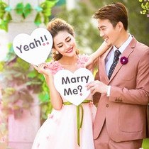 Heart-shaped pair of creative photo shoots new wedding photo Photography Props Hands on board Foreign View Subject Write a really small fresher letter