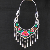 Retro Yunnan ethnic characteristics Miao large collar art embroidery embroidered flower Miao silver exaggerated horn necklace Special