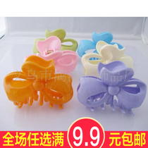 The audience is full of 9 9 plastic grabbing clips hair clips bath clips