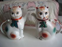 A pair of old white porcelain pastel cat pots during the Cultural Revolution in the 1970s and 1980s caused youth film and television props