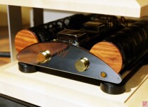 British EAR Yoshino V12 vacuum tube combined with power amplifier