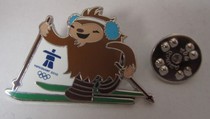 2010 Vancouver Winter Olympics BADGE MASCOT QUATCHI SKI BADGE B