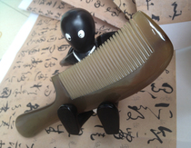 Natural old horn hand-polished white buffalo horn comb thickening extended massage comb