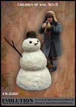 1:35 Resin Soldier Kid and Snowman E94