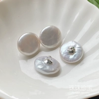 Форма пуговицы 1 произвольная, ширина около 15-17 мм.