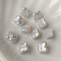 Одна случайная трава с четырьмя листьями, шириной около 10-11 мм