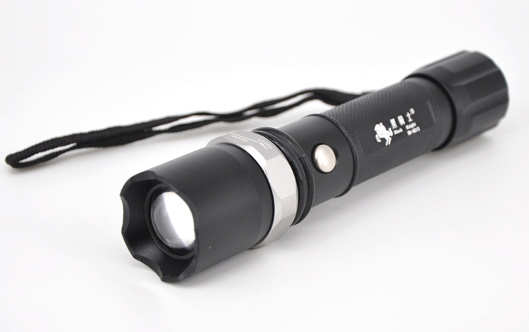 Đèn pin sạc ngoài trời Black Knight Xoay zoom ánh sáng ba tốc độ đèn pin ngày xưa