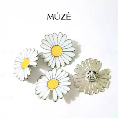 Small daisies that fire all over the universe are coming ~ ~ small Daisy brooch middot windproof alloy buckle middot imitation light accessories
