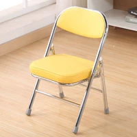 Толстый сидит на желтой лапше