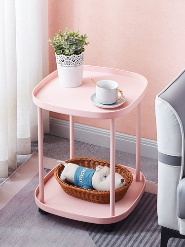 Несколько гостиных маленьких квартир Мобильные кофейные столики на северном диване - это простое и креативное железо.