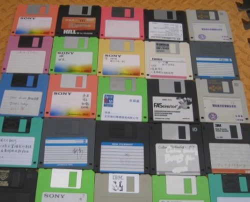 Мягкий диск, используемый во второй 3,5 -дюймовой вышивной машине 1,44 МБ тестируется на доставку и упакован