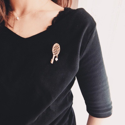 Tennis racket brooch sports outdoor leisure wild jewelry pearl chain corsage birthday gift decoration