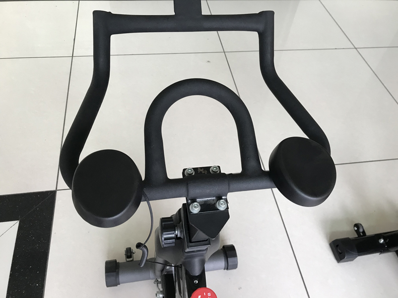 骑行中的温柔陪伴：室内动感单车扶手肘软托配件解析