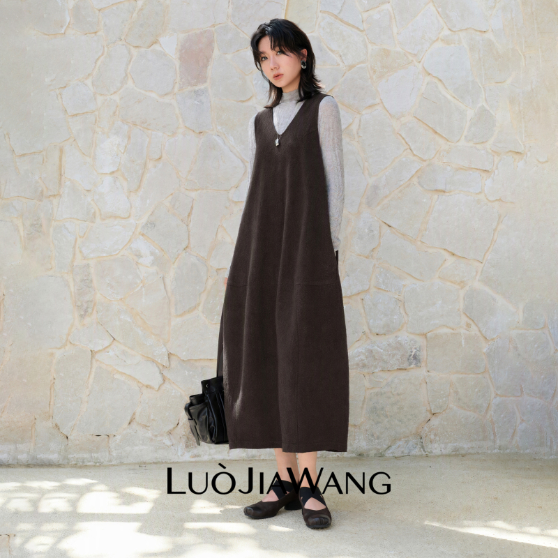 Sheep Wool Lyocell Blend Lazy Style High-End Elegant V-Neck Sleeveless Knitted Dress Luojiawang Sheep Wool Lyocell Blend Lazy Style High-End Elegant V-Neck Sleeveless Knitted Dress Luojiawang