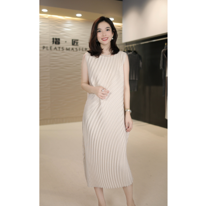Pleated Designer Style Year-Ring Handmade Pleated Fashion Slimming Elegant Solid Color Dress 16808