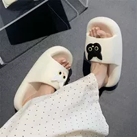 Белый черно -белый кот