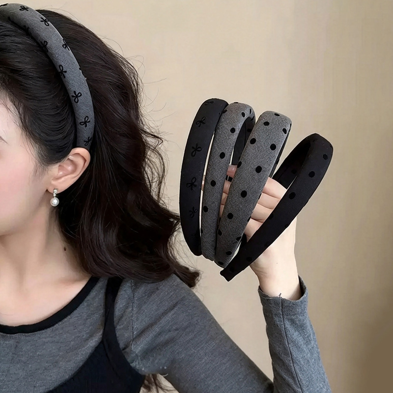Cool Gray Wide-Brimmed Heart-Shaped Headband for Women, Autumn 2026 New Style, Fashionable and Elegant Headband for Washing Face, High Cranial Top Headband Cool Gray Wide-Brimmed Heart-Shaped Headband for Women, Autumn 2026 New Style, Fashionable and Elegant Headband for Washing Face, High Cranial Top Headband