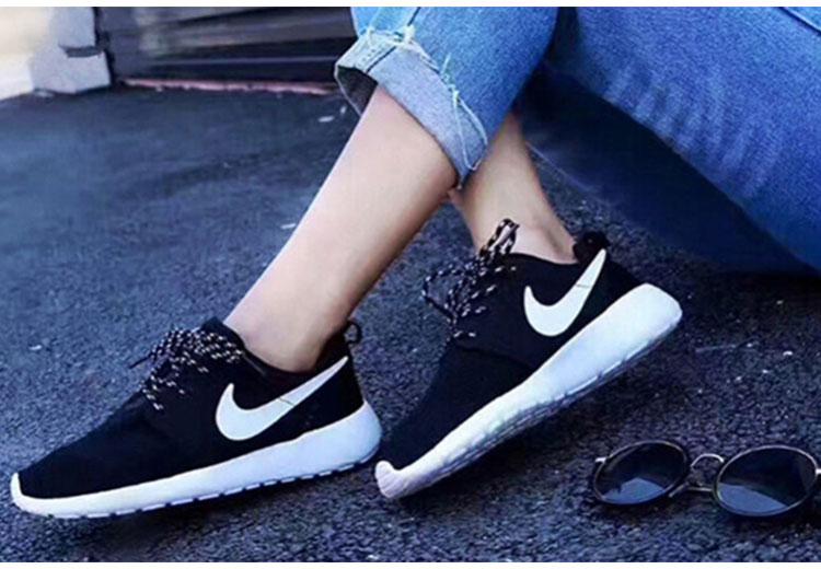 Nike Roshe One small Run nam và nữ mùa hè màu đen và trắng giản dị thoáng khí giày chạy bộ 511881-010 - Giày chạy bộ giày chạy bộ