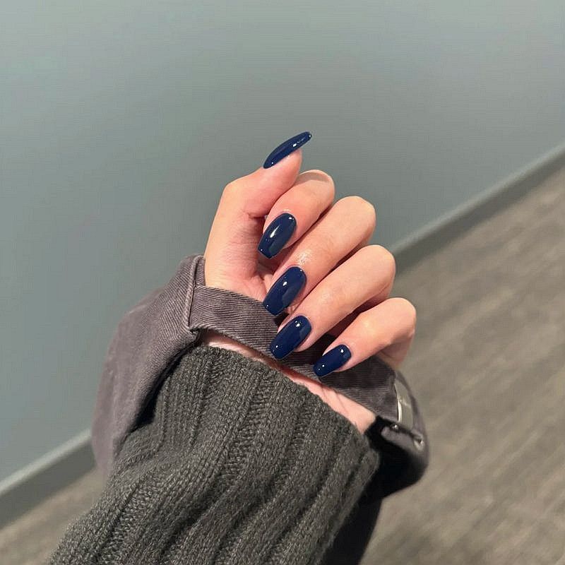 Hot Girl Shows Off Her Fair Skin with Klein Blue Solid Color Simple Detachable Wearable Nails, a Popular Mysterious Royal Blue with an Autumn and Winter Vibe Hot Girl Shows Off Her Fair Skin with Klein Blue Solid Color Simple Detachable Wearable Nails, a Popular Mysterious Royal Blue with an Autumn and Winter Vibe
