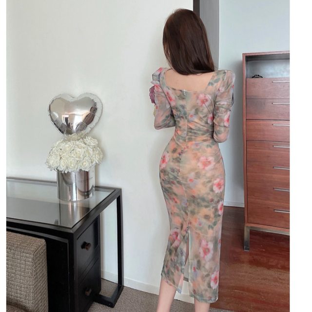 Karan Yuqi ~ Goddess Fan's new floral square collar elegant slim fit temperament slit design sense niche hip skirt