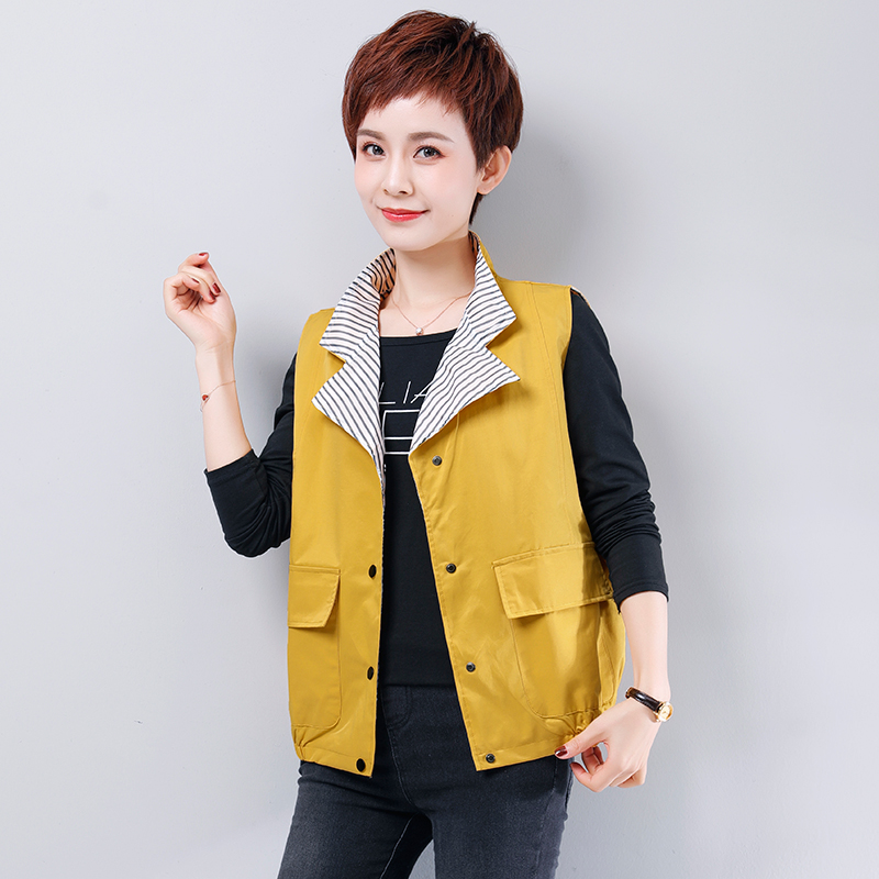 Ngắn áo giáp của phụ nữ mùa xuân cardigan 2020 mới thủy triều mùa xuân và mùa thu 100 bộ ngựa clip ngắn mẹ vai vest mặc ngoài