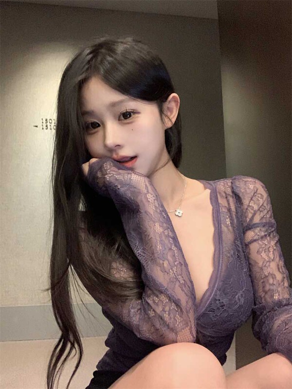 Purple Long-Sleeved V-Neck Lace Bottoming Shirt for Women in Spring, Sexy, Pure and Unique, Beautiful and Slim-Fitting Short Inner Top