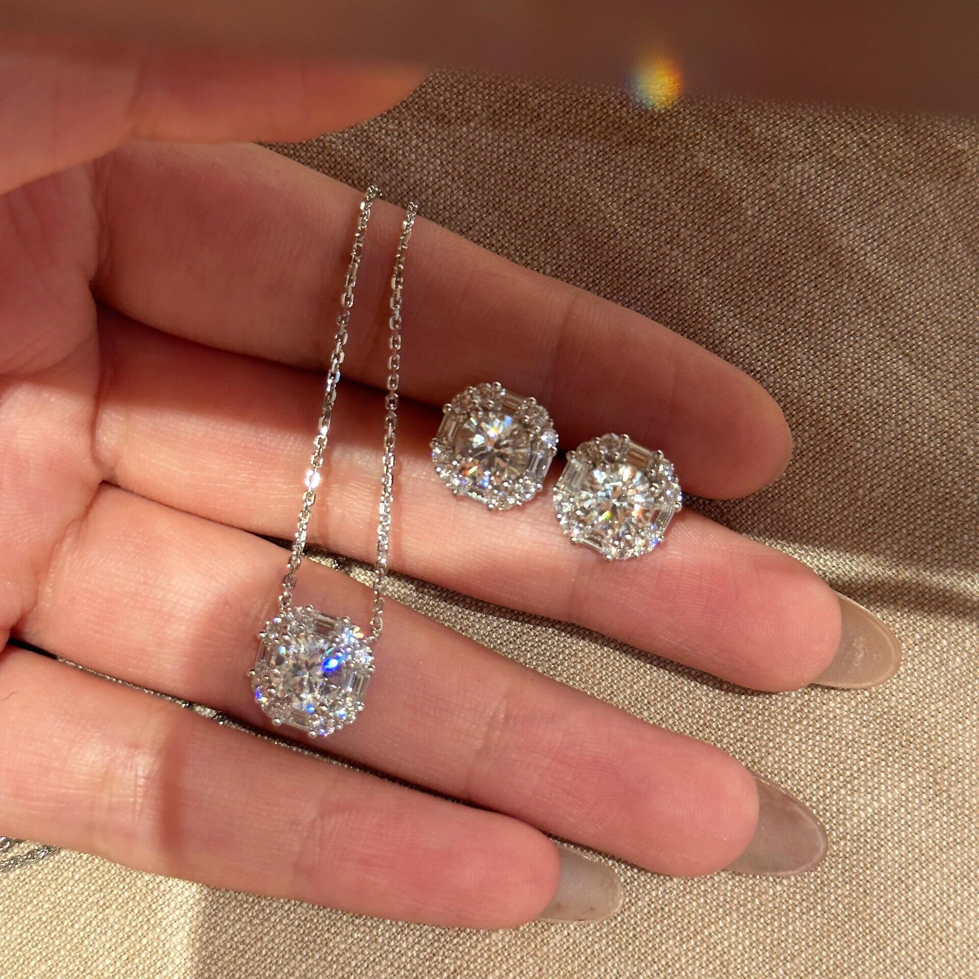 きらめくキューブ型モアッサナイトダイヤモンドネックレス、繊細なワークウェア風鎖骨チェーン、シルバーの超キラキラスタッドピアス