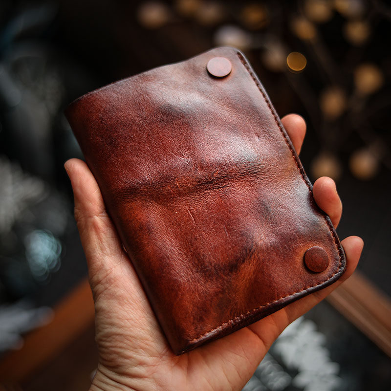 Small crowdsourced original retro men and women's youth wallets 2-fold vertical bar clasp short leather grip Tanned Tanned Cow Leather Head Layer Genuine Leather