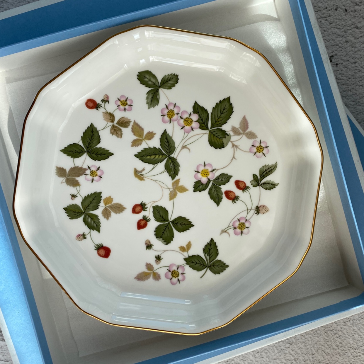 British imported Wedgwood wild strawberry vintage octagonal plate European deep plate bone china snack plate fruit plate