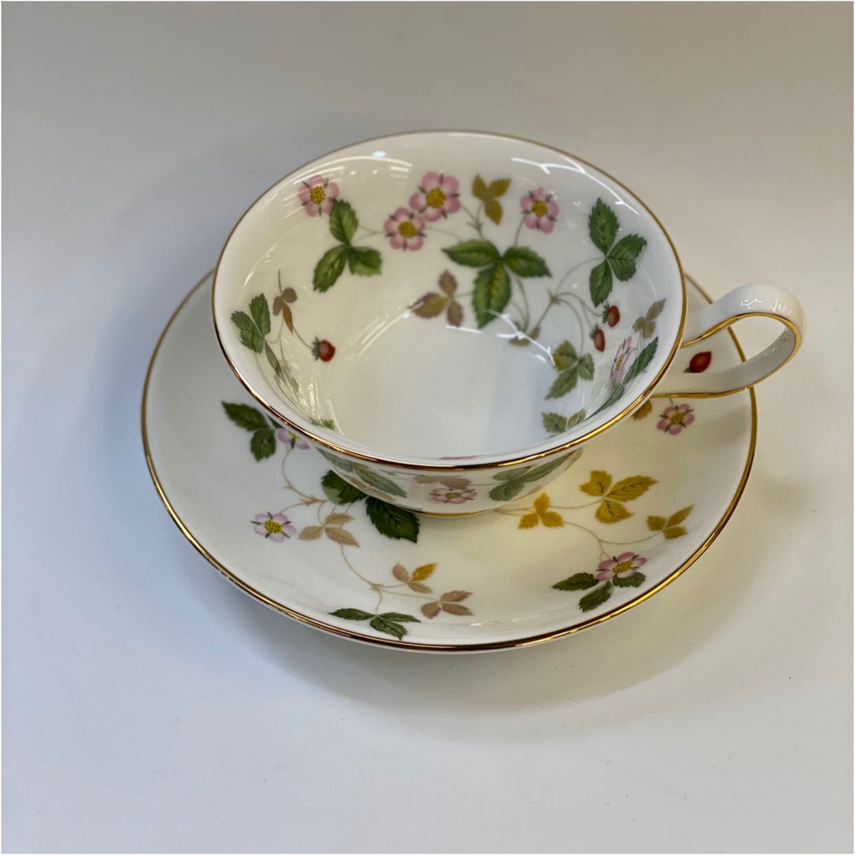 Spot WEDGWOOOD LIVE WILD STRAWBERRY FLOWER TEA CUP DISC BONE CHINA Porcelain Eurostyle Coffee Cup Saucer Afternoon Teacup Tea Saucer