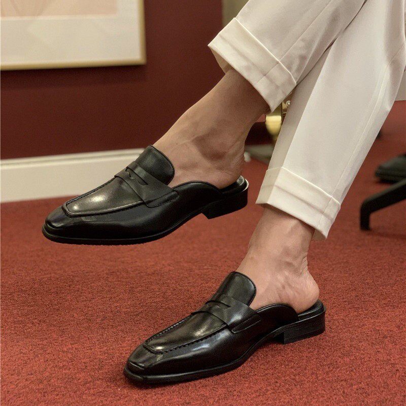 Summer breathable men's shoes are versatile. You can wear lazy shoes on one foot, half-slippers without heels, driving sandals, and casual British shoes