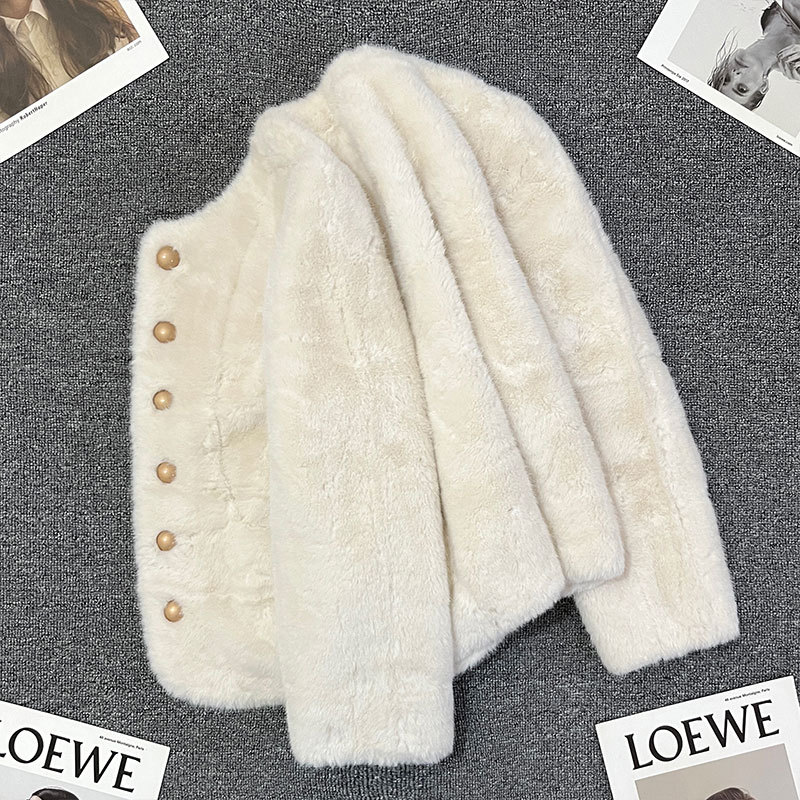 White Lamb Wool Short Coat for Women, 2025 Winter New Style, This Year's Popular Versatile Top for Petite Figures with a High-End Feel