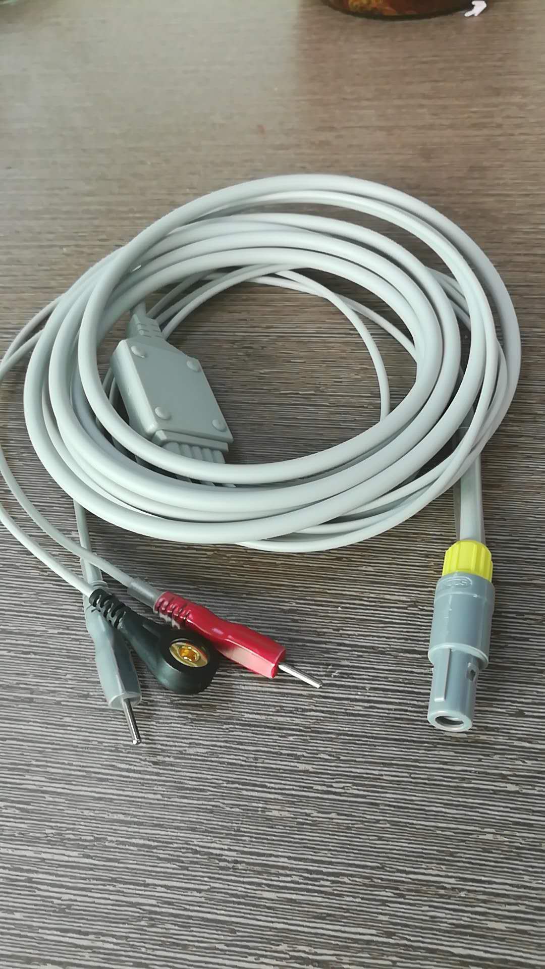 Suitable for YD-5300 Youde neurological rehabilitation instrument electrode lead output cable 4-pin single sink 2 small black clip 1 buckle