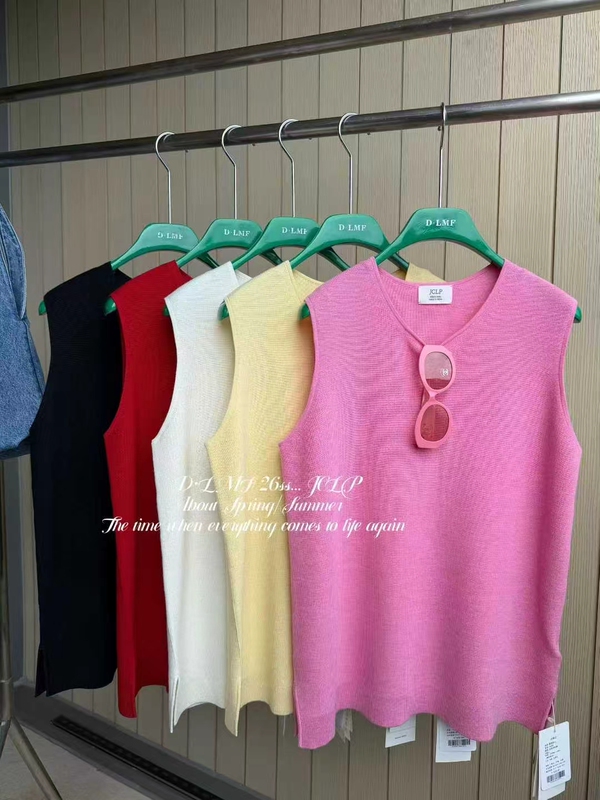 Craftsmanship and Elegance: Solid Color Inner Wear Made of 100% Merino Wool, Slimming and Stylish Round-Neck Knit Vest Top