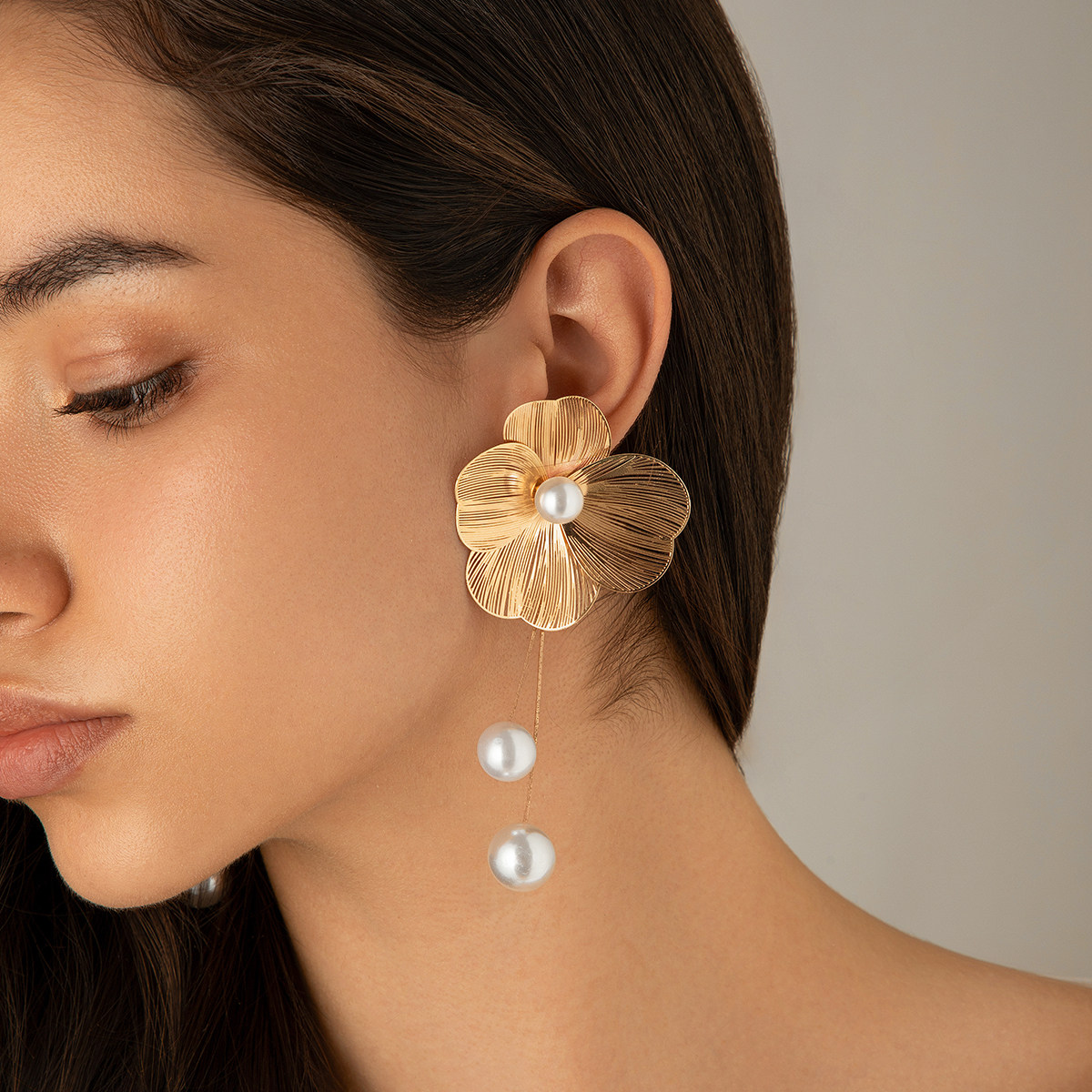 Pearl like Ginkgo Leaf Ear Nails Female 2026 Spring Season Trendy Fashion Personality Internet Celebrity Travel Photography Matching Accessories