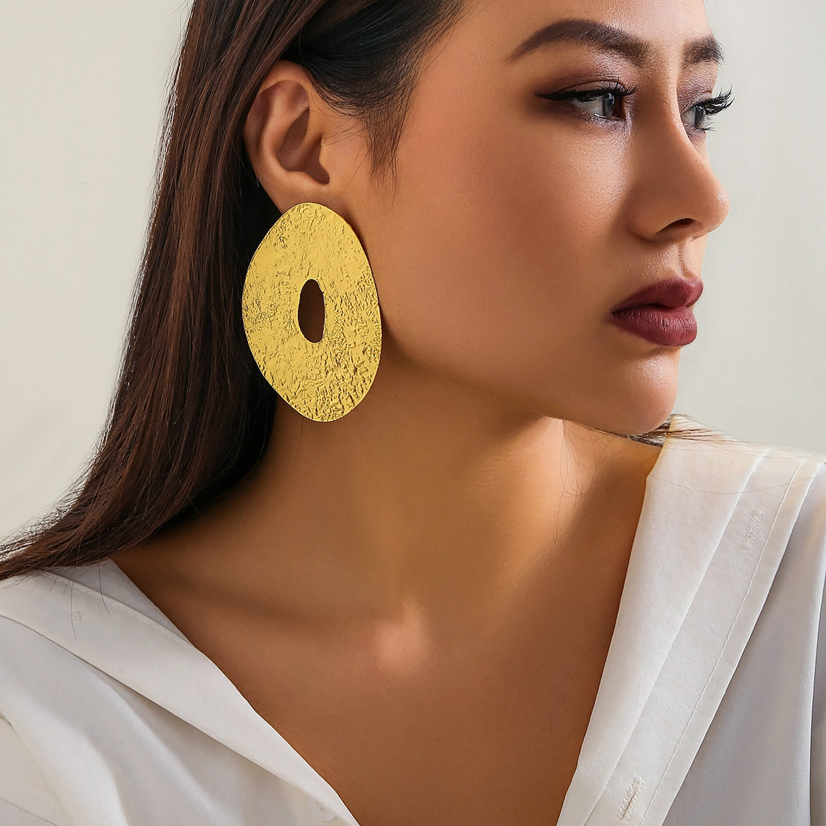 Irregular oval shaped earrings with concave and convex patterns, European and American spring and summer trendy personality, niche design, metal style ear accessories for women