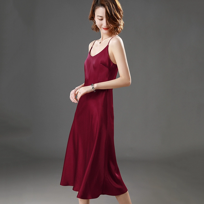 Ba chiếc váy satin acetate 2020 của phụ nữ mùa xuân và mùa hè mới Hàng hóa châu Âu cổ chữ V hoang dã là chiếc váy màu đen mỏng - váy đầm
