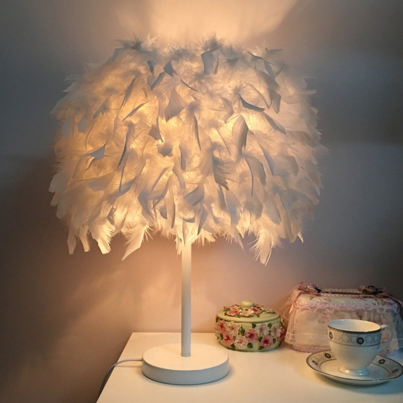 ins wind feather table lamp Wedding warm girl heart decoration Bedroom bedside lamp Creative living room warm light lighting