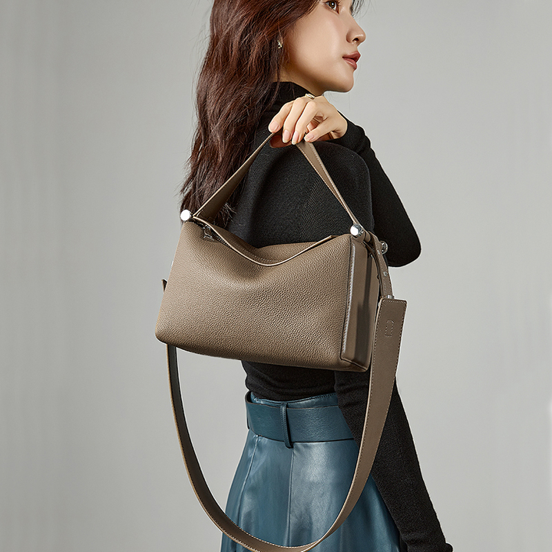Hand-Held Pillow Bag for Women 2026 New Genuine Leather Crossbody Bag First Layer Cowhide High-End Niche Single Shoulder Commuter Fashion
