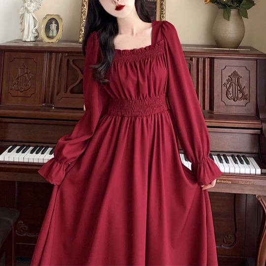 Plus-Size Retro Square-Neck Red Long Dress, New Autumn Style, Elegant Waist-Cinching Engagement Toast Dress