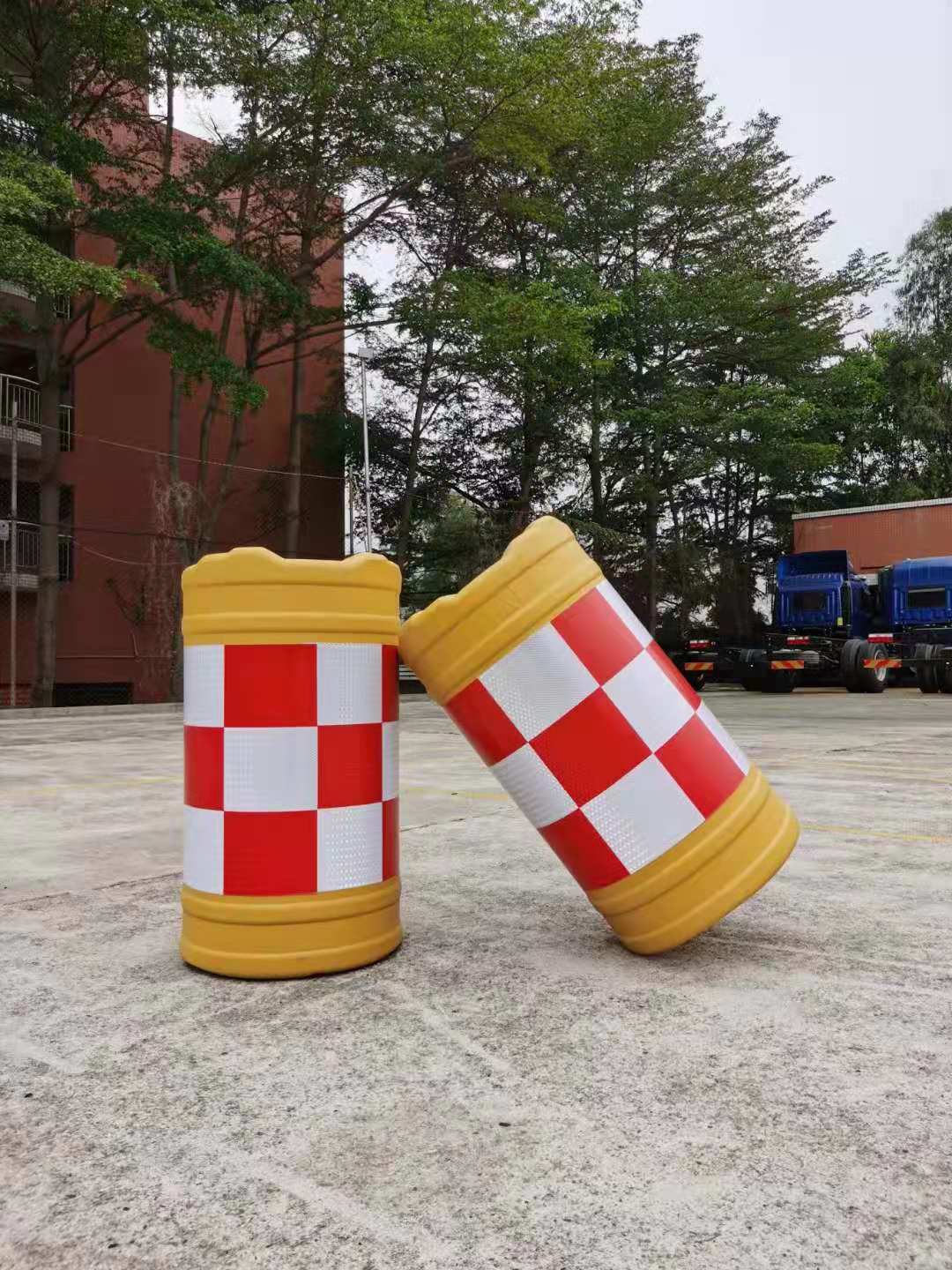 Blow-molding reflective anticollision bucket cylindrical construction isolation road pier shunt plastic water horse 40X70